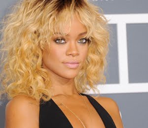 Rihanna Tawarkan Diri Jadi Whitney Houston