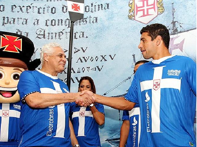 Roberto Dinamite e a nova camisa do Vasco 2012