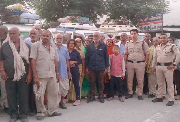 श्रीनगर पुलिस ने निभाया मानवता का धर्म, छत्तीसगढ़ के यात्रियों को सकुशल उनके गंतव्य को किया रवाना