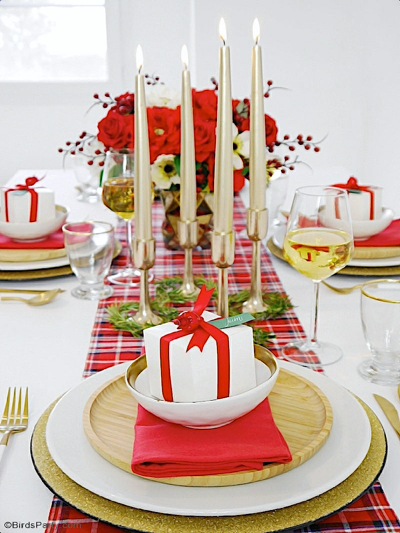 Ma Table de Noël Moderne Inspiration Tartan Plaid - des idées de décorations faciles pour une fête de fin d'année traditionnelle en rouge et vert! by BirdsParty.com @birdsparty #tablenoel #noel #decordetable #tartan #plaid #noelrouge #decornoelrougevert