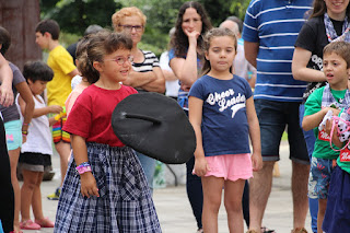 Campeonato de lanzamiento de chapela y papel higiénico infantil en las fiestas de Retuerto