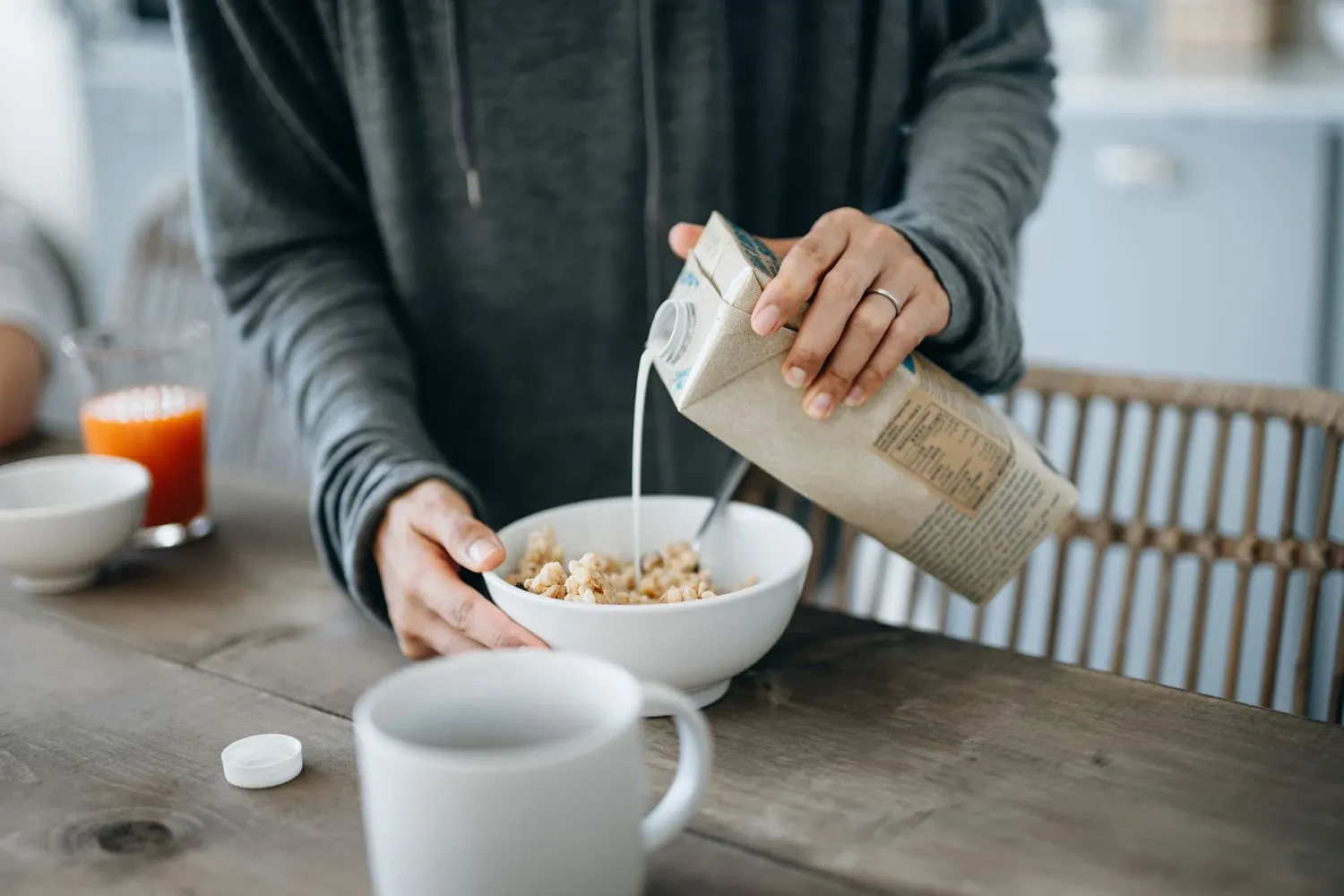 Choosing between skimmed milk and whole milk in everyday meals