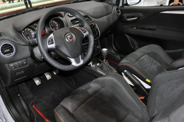 Base on rally cars Fiat Punto Evo Abarth includes the bumper extended width