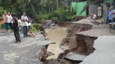 Hujan Deras Di Pasaman, Jembatan Penghubung Lintas Propinsi Ini Terputus