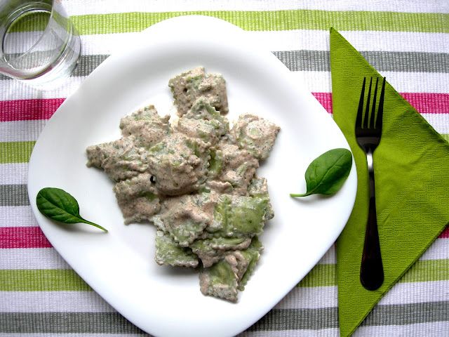 Ravioli agli spinaci con queso azul y salsa de champiñones