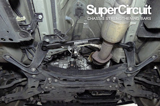 Toyota Harrier XU60 middle chassis is strengthened by the SUPERCIRCUIT mid chassis bar.