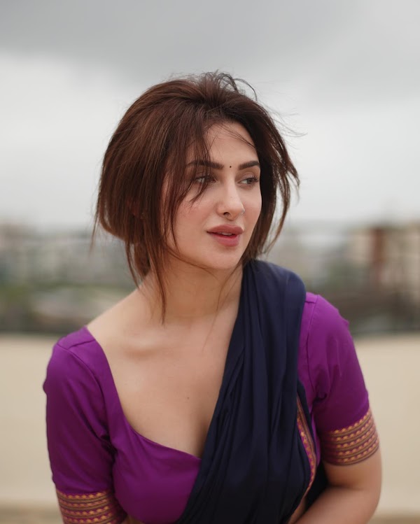 Mahira Sharma saree navel backless blouse hot actress