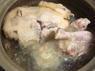 【カルディ】参鶏湯を土鍋にあけて10分加熱する