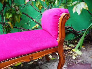 mebel, ławka w stylu ludwikowskim, różowe obicie, drewniana ozdobna rama
