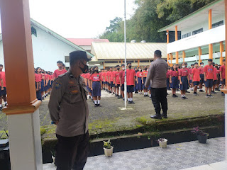 Personel Polsek Sanggalangi Polres Torut Beri Materi Peraturan Baris Berbaris ke Siswa Baru SMKN 2 Torut