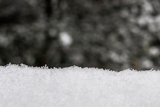 Schnee auf dem Fensterbrett des Büros in St. Gallen.