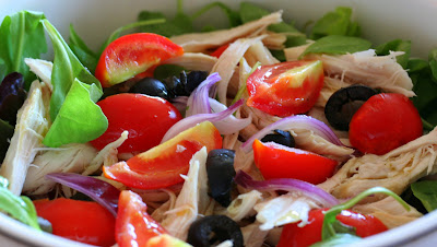 insalata, pollo, rucola, pomodori, olive