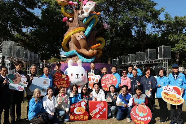 ▲2025員林燈會暨元宵節活動將於1月25日晚間在員林公園點燈，今日宣布了今年燈會主燈─「靈蛇出洞，蛇龍舞春」，同時邀請IP角色「兔兔超人」到場，掀起一片熱潮。（記者林明佑翻攝）