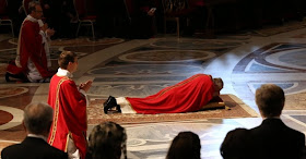 Papa reza deitado