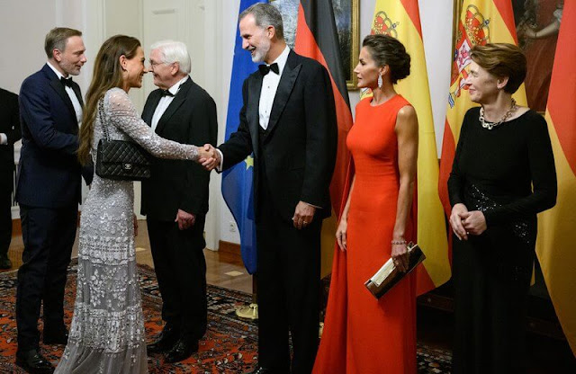 Queen Letizia wore a red cecilia cape gown dress by Stella McCartney. First Lady Elke Büdenbender