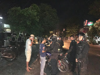 Patroli Malam Hari, Petugas Berhentikan Penggendara Motor Ugal-Ugalan 