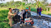Wujud Kepedulian, Polsek Jabung Bersama TNI Bantu Warga Perbaiki Jalan Rusak