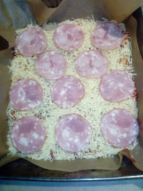 pizza z kielbasa pizza na drozdzowym ciescie pizza na puszystym ciescie idealne ciasto do pizzy prosta i szybka pizza pizza wiejska pizza kwadratowa