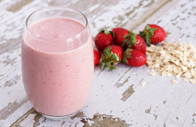 STRAWBERRY OATMEAL BREAKFAST SMOOTHIE #healthydrink #smoothie