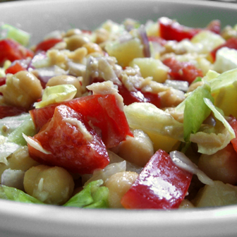 Ensalada de garbanzos y pimiento con salsa de miel y mostaza