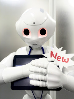 Pepperがリニューアルを発表しようとする写真