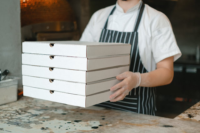 Las cajas son impresindibles para transportar la comida y mantenerla. Foto de Anna Shvets