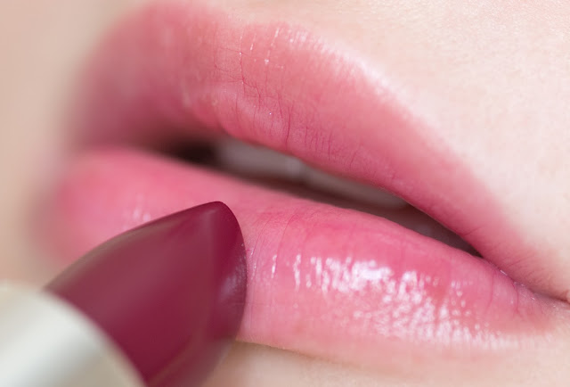 CLINIQUE Pop Glaze Sheer Lip Colour «Licorice Pop» 09 свотчи