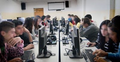 Alumnos en las computadoras