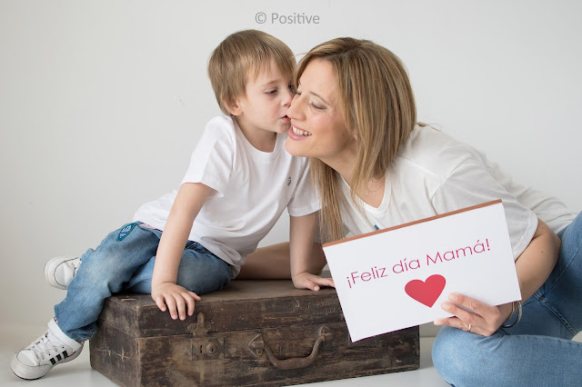 Fotografía realizada por Leticia Martiñena, fotógrafa de niños y  familia en el estudio de Positive en Roldán, para el día de la madre.