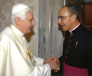 Paus Benedictus XVI met de stichter van de Herauten van het Evangelie