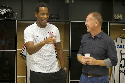 À espera de Tite, jogadores do Corinthians mostram gratidão a Mano