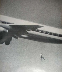 La impresionante fotografía de un joven cayendo de un avión en 1970