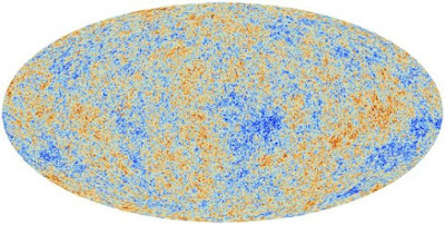  A medição mais precisa feita até hoje da radiação cósmica de fundo foi realizada pelo telescópio espacial Planck e chegou a um número muito próximo à previsão da nova teoria.[Imagem: ESA/Planck Collaboration]  Velocidade variável da luz  Uma hipótese de que a velocidade da luz seria variável - e não constante, como Einstein sugeriu - tem circulado entre os físicos e cosmologistas há alguns anos, mas sem força para chegar ao centro das atenções.  Agora, os autores dessa hipótese aprimoraram seus cálculos e conseguiram fazer uma previsão que pode ser testada de forma observacional, o que foi suficiente para que todo o mundo acadêmico se voltasse para a nova teoria.  O pressuposto de que a velocidade da luz é constante, e sempre tem sido, sustenta muitas teorias da física - em particular, ele desempenha um papel nos modelos do que teria acontecido logo no início do Universo, segundos após o Big Bang.  Mas alguns físicos sugeriram que a velocidade da luz poderia ter sido muito maior nesse Universo inicial.  Agora, um dos autores da teoria, o professor João Magueijo (Imperial College de Londres), trabalhando com Niayesh Afshordi (Instituto Perimeter do Canadá), fez uma previsão que pode ser usada para testar a validade da teoria.   Relógios primordiais podem mostrar como Universo começou. [Imagem: Yi Wang/Xingang Chen] Índice espectral  Todas as estruturas no Universo - galáxias, por exemplo - teriam se formado por flutuações no Universo primitivo, pequenas diferenças de densidade em certas regiões. Um registro dessas flutuações primordiais está impresso na Radiação de Micro-ondas Cósmicas de Fundo - um mapa da luz mais antiga do Universo - na forma de um "índice espectral".  Usando sua teoria para ver como essas flutuações seriam influenciadas por uma velocidade variável da luz no início do Universo, Magueijo e Afshordi usaram agora um modelo para colocar um valor exato nesse índice espectral.  Os telescópios estão obtendo leituras cada vez mais precisas deste dado, de modo que a previsão poderia ser testada em breve, confirmando ou descartando o modelo do Universo primordial usado pela dupla - e a variabilidade da velocidade da luz.  Seu dado é muito preciso: 0,96478. Isto está próximo da estimativa atual das leituras do fundo de micro-ondas cósmico, que está em torno de 0,968, com alguma margem de erro. É muito próximo, mas, para ter certeza, é preciso aprimorar os dados observacionais.  "A teoria, que propusemos pela primeira vez no final da década de 1990, atingiu agora um ponto de maturidade - ela produziu uma previsão testável. Se as observações no futuro próximo revelarem que este número é correto, isso levará a uma modificação da teoria da gravidade de Einstein," disse o professor Magueijo.   A teoria da inflação cósmica primordial é largamente um arranjo teórico - ninguém tem ideia de por que ela teria começado ou por que teria parado, por exemplo. Isto tem dado força a teorias cosmológicas sem o Big Bang, algumas baseadas na ideia de que o tempo tem um lugar primordial na criação do Universo. [Imagem: Cortesia TU Vienna]  Inflação cósmica  A testabilidade da teoria da velocidade variável da luz coloca-a adiante da teoria rival mais dominante: a inflação. A inflação diz que o Universo primitivo passou por uma fase de expansão extremamente rápida, muito mais rápida do que a atual taxa de expansão do Universo.  Esse é um arranjo necessário para superar o que os físicos chamam de "problema do horizonte". O Universo como vemos hoje parece ser amplamente igual por toda parte - por exemplo, ele tem uma densidade relativamente homogênea.  Isso só poderia ser verdade se todas as regiões do Universo fossem capazes de influenciar umas às outras. No entanto, se a velocidade da luz sempre foi a mesma, então não passou tempo suficiente para a luz ter viajado até a borda do Universo, e "equalizar" a energia.  Como uma analogia, para aquecer um quarto uniformemente, o ar quente dos aquecedores em cada extremidade tem que viajar através da sala e se misturar completamente. O problema para o Universo é que a "sala" - o tamanho do Universo observável - parece ser grande demais para que isso tenha acontecido no tempo desde que ele foi formado.  Mudanças na velocidade da luz  A teoria da velocidade variável da luz sugere que a velocidade da luz era muito maior no início do Universo, permitindo que as bordas distantes fossem conectadas à medida que o Universo se expandia. A velocidade da luz teria então caído de uma forma previsível à medida que a densidade do Universo mudava. Esta variabilidade levou a dupla à previsão do índice espectral que eles acabam de publicar.  O passo seguinte é aguardar que os equipamentos de observação da radiação cósmica de fundo tornem-se precisos o suficiente para diminuir a margem de erro de sua leitura e verificar se o dado previsto está correto. Se estiver, os efeitos irão bem além de derrubar a ideia da inflação primordial, alterando inúmeros outros fundamentos da física.  Fonte: Hayley Dunning - Imperial College  Bibliografia:  Critical geometry of a thermal big bang Niayesh Afshordi, João Magueijo Physical Review D Vol.: 94, 101301 DOI: 10.1103/PhysRevD.94.101301 https://arxiv.org/abs/1603.03312