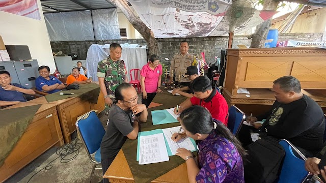 Sukseskan WWF Ke-10, Bhabinkamtibmas Polsek Denbar Dampingi Tim Lomba PSN Kerumah-rumah Warga