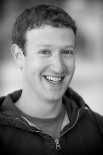 Fabien Laurand. Mark Zuckerberg type ennéagramme, Mark Zuckerberg ennéatype, Mark Zuckerberg type 5, Mark Zuckerberg motivations, Mark Zuckerberg timide, Mark Zuckerberg observateur analytique. Mark Zuckerberg, type 5 de l'ennéagramme, ennéatype 5, l'observateur solitaire. Le comportement de Mark Zuckerberg Mark affiche sa générosité en s’engageant à donner la plus grande partie de sa fortune à des œuvres caritatives. Au-delà de ce geste très médiatisé, voyons quel est son comportement.  Mark Zuckerberg, un jeune homme timide Eduardo Saverin se souvient d’une soirée organisée par le club Phoenix à Harvard. Mark Zuckerberg était maladroit et restait dans son coin (3). Mark a créé le réseau social Thefacebook et pourtant « ce type n’avait pas d’amis. Aucune vie sociale. » (3) D’ailleurs « certains des amis de Zuckerberg émirent plus tard l’hypothèse que son projet était aussi conçu pour l’aider à affronter sa personnalité introvertie. » (2) Peter Thiel, qui a investi dans Thefacebook à ses débuts, se souvient de Mark comme quelqu’un de « plutôt introverti. Il parlait peu, répondait occasionnellement à des questions, en posait peu lui-même. » (2) Il est souvent mal à l’aise en société et éprouve de grandes difficultés à nouer le contact avec des inconnus. À Harvard, il « semblait renfermé sur lui, même au milieu d’un groupe. » (3) Et « il pouvait rester taciturne en présence d’inconnus. » (2) Victor Gua, le programmeur du projet Harvard Connection l’aurait même qualifié « d’autiste social. » Les jumeaux Winklevoss ont eux aussi remarqué que Mark Zuckerberg était mal à l’aise avec les autres. Ils l’ont même décrit comme un « handicapé social. » Sean Parker relativise : « Prétendre qu’il était socialement handicapé, c’est assez mal décrire son attitude distante. » (3) Alors que Thefacebook connaissait un succès grandissant, Mark Zuckerberg fut abordé, dans une boite de nuit, par une splendide jeune femme, mannequin chez Victoria’s Secret. Le comportement très suggestif de la jeune femme avait décontenancé Mark qui « ressemblait à un petit animal terrifié pris dans les phares d’un trente-trois tonnes lancé à toute allure. » (3) Il n’est pas à l’aise non plus face à des journalistes ou devant un public. Il « détestait donner des interviews et parler en public. » Mais il pouvait aussi faire des efforts. Ainsi, après le succès rencontré par Thefacebook à l’université de Stanford « il accorda pas mal de son temps au Stanford Daily. » (2) Mark Zuckerberg ne manque pas d’humour. D’ailleurs, Eduardo Saverin avait relevé son « humour un peu caustique » (3). Aussi, « il était pince-sans-rire. » (2) Mais comme il a tendance à être mal à l’aise avec les autres, il éprouve parfois des difficultés à garder la bonne distance et peut se montrer très maladroit. Son humour en pâtit. Il s’était confectionné sa propre carte de visite sur laquelle on pouvait lire : « C’est moi le PDG... connard. » (3) Assurément, il aurait pu trouver mieux.