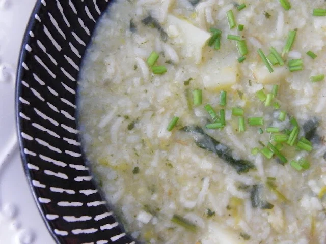 Potato, Leek & Spinach Soup with Rice in a black bowl