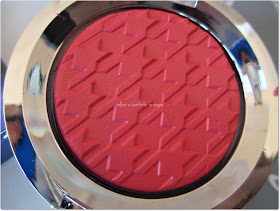 Colección EYECATCHER de FLORMAR - Flashy Blush - 01 Red Herring