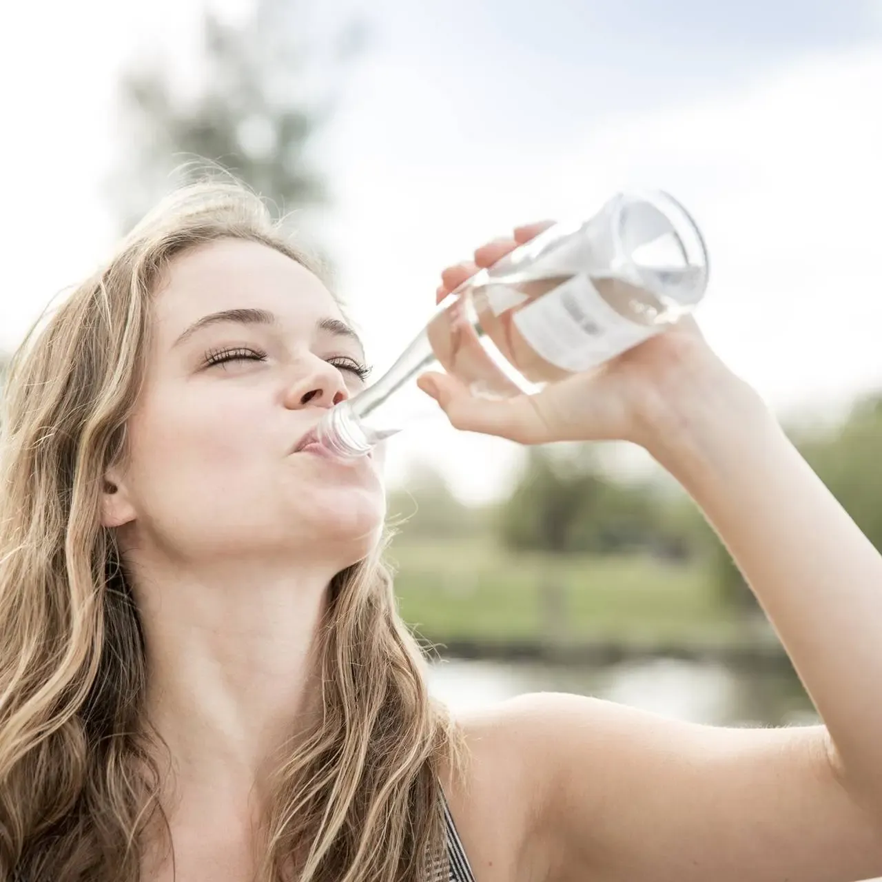 صورة لامرأة تشرب كوبًا من الماء مع الملح في الصباح