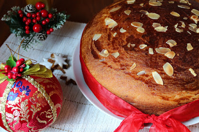 Un grande lievitato molto particolare e amato della cucina greca. Tsoureki, morbido, profumato pan brioche in versione di Vassilopita per Capodanno.