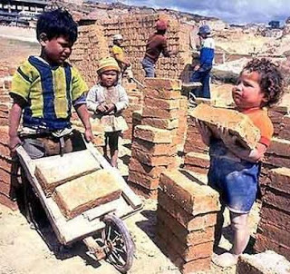 Foto de niños trabajando con ladrillos