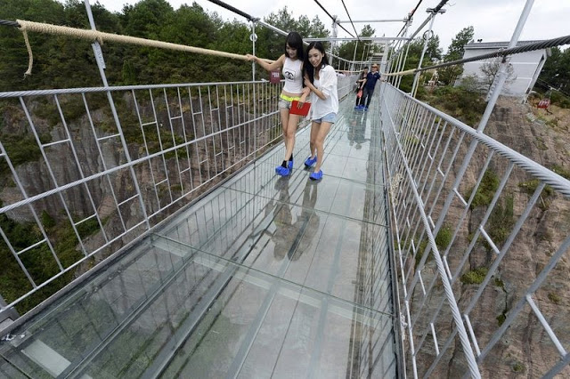 Pemandangan Indah dari Jembatan Kaca di Ketinggian 1.432 Meter 