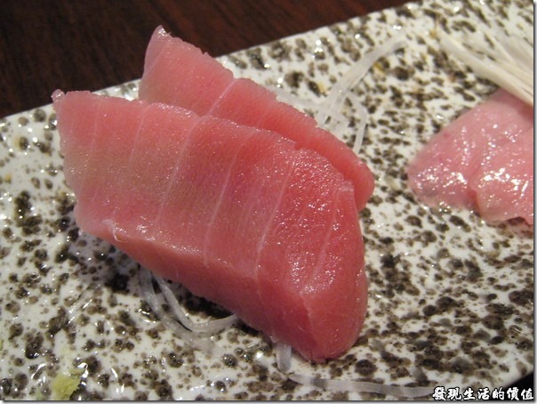 上海壽司天家。這個是「中脂」，說真的光由外表我實在看不太出來它們的不同，但比對照片後我發現「中脂」的紋路比「刺身」來得細緻，上面也浮著比較多的油光，吃在最裡一樣入口即化，不過比起「刺身」更有滿足感，下面也是鋪著白蘿蔔絲。