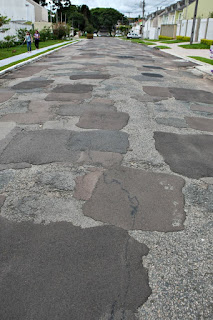 Rua com buracos cobertos, mas com péssima qualidade.