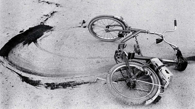 Bicicleta caída de um garoto morto a tiros. Sarajevo 1994