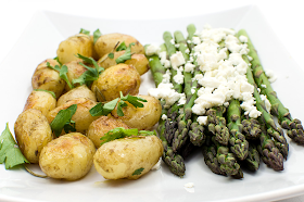 Grilled asparagus with feta and young baked potato