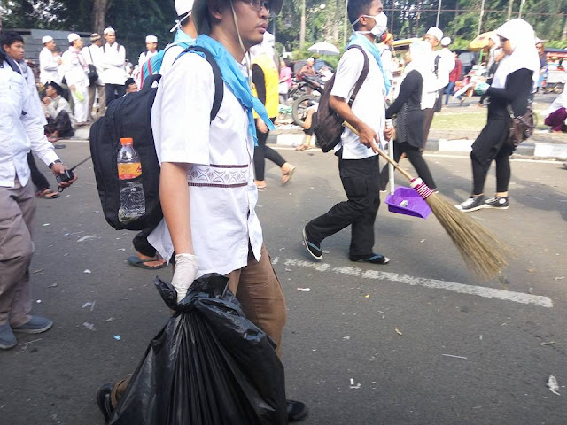 Foto-foto Masa Demo Bersihkan Sampah