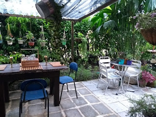 puerta ventana, exterior, rural, rustico, patio exterior, jardin, low cost, remodelar, decorar patio exterior, cobre, mesa macetas