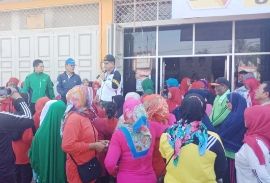 Fauzi Bahar dan Esa Senam Bersama Ratusan Ibu-ibu di Posko Induk Relawan Emzalmi-Desri Ayunda