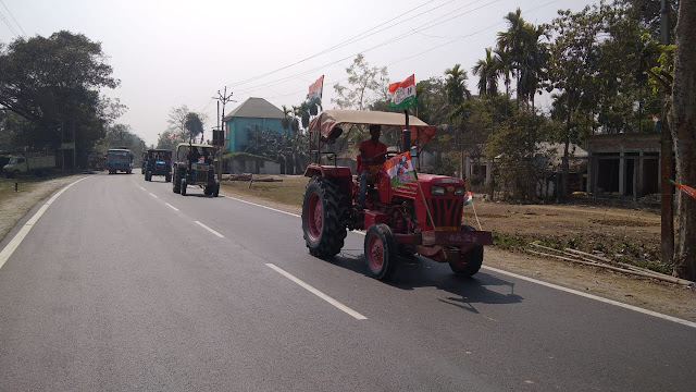 খরিবাড়ি মূল্য বৃদ্ধির প্রতিবাদে কেন্দ্রীয় সরকারকে ধিক্কার জানিয়ে একটি ট্রাক্টর র‍্যালি বের করা হয়।