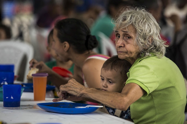 Una abuela venezolana y su nieto comiendo en un comedor comunitario en Cúcuta, Colombia, en abril de 2019 - - ACNUR Vincent Tremeau
